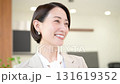 美人な女性がオフィスでスーツで見上げる会社員のビジネスシーンのクローズアップ動画 131619352
