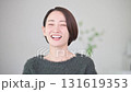 美しい秋冬ニットのかわいい女性の健康的な笑顔　カメラ目線　元気な表情の正面の動画	 131619353
