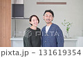 明るいリビングでリラックスする40代の夫婦カメラ目線スロー　自宅の新築やライフスタイルイメージの秋冬 131619354