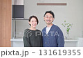 明るいリビングでリラックスする40代の夫婦カメラ目線　自宅の新築やライフスタイルイメージの秋冬 131619355