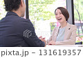 お客様や同僚とデスクに座りパソコンで説明や打ち合わせをする営業女性などの爽やかなイメージ　説明やプレ 131619357
