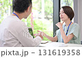 お客様や同僚と説明や打ち合わせをする名札を付けた営業女性などの爽やかなイメージ　説明やプレゼン 動画 131619358