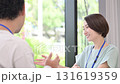 お客様や同僚と説明や打ち合わせをする名札を付けた営業女性などの爽やかなイメージ　説明やプレゼン 動画 131619359