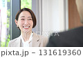 お客様や同僚とデスクに座りパソコンで説明や打ち合わせをする営業女性などの爽やかなイメージ　説明やプレ 131619360