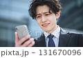 スマホを見て驚く男性 ビジネスマン、困惑、表情、驚き 131670096