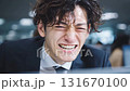 会社員、仕事で苦悩する男性の表情を表現、プレッシャー、ストレス、疲労感 131670100