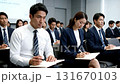 会議で熱心に聞くビジネスパーソンたち、集中、セミナー、プレゼン 131670103