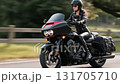 ハーレーで颯爽と走る女性バイカー 131705710