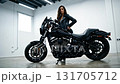ハーレーをすり抜ける女性バイカー 131705712