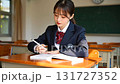 授業を受けて勉強をする女子高生 131727352