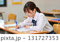 授業を受けて勉強をする女子高生 131727353