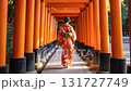神社の鳥居を通っていく和服を着た女性 131727749