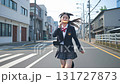 食パンを咥えながら通学路を走る女子高生 131727873