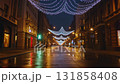 循環播放的影片展示了夜晚被聖誕彩燈點亮的城市景觀 131858408