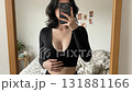 自宅の寝室で黒い私服を着て鏡越しに自撮りする女性 131881166