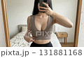 寝室の鏡の前でニットタンクトップ姿で自撮りする女性 131881168