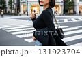 街の横断歩道を背景に、クールな表情でたたずむボブヘアの女性 131923704
