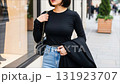 ショッピングを楽しむ、黒の長袖とジーンズ姿のショートボブの女性 131923707