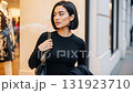 ショッピング街でクールな表情で横を向く、ボブヘアの美しい女性 131923710