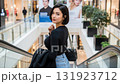 ショッピングモールのエスカレーターで、美しく振り返るボブヘアの女性 131923712