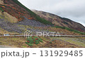 観光名所立山黒部アルペンルートの秋の山の紅葉の風景と室堂のシャトルバスの様子 131929485