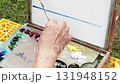 夏の観光地で油絵を描いた画家の様子 131948152