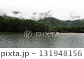 秋の雨後の観光名所上高地の大正池の風景 131948156
