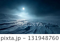 一片廣闊的冬季荒野，被冰雪覆蓋，被滿月的光芒照亮 131948760