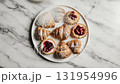 大理石テーブルの多彩なペストリー盛り合わせ 131954996