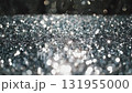 光を反射するシルバーのスパンコール表面 131955000