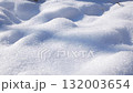 The white snow that has just fallen lies in a thick layer on the ground and glistens in the sun. 132003654