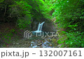 鬱鬱蔥蔥的山谷中瀑布的鳥瞰圖 132007161