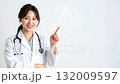 一位年輕的女醫生指點和指導複製空間 132009597