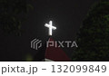雨夜教堂屋頂上的十字架 132099849