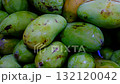 東南アジアの果物市場で販売されている青いマンゴーのクローズアップ 132120042