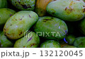 東南アジアの果物市場で販売されている青いマンゴーのクローズアップ 132120045