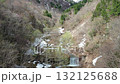 山景和流動的瀑布 132125688