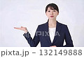 高清 4K 視頻，白色背景，一位身著西裝的美麗女子用手勢指引方向。 132149888