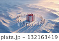 一群雪人圍繞著放置在雪地中央的巨型禮盒 132163419