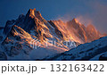 冬日的山景，晨曦的光芒透過雪山的陡峭山脊照射下來 132163422