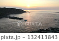 日落時的海岸線和漁船（遠景/鳥瞰圖） 132413843