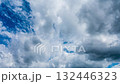 タイムラプス　夏の青空に、2層になって流れるたくさんの白い雲 132446323