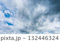 タイムラプス　夏の青空に、2層になって流れるたくさんの白い雲 132446324
