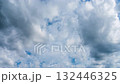 タイムラプス　夏の青空に、2層になって流れるたくさんの白い雲 132446325