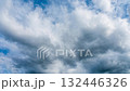タイムラプス　夏の青空に、2層になって流れるたくさんの白い雲 132446326