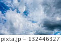 タイムラプス　夏の青空に、2層になって流れるたくさんの白い雲 132446327