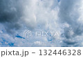 タイムラプス　夏の青空に、2層になって流れるたくさんの白い雲 132446328