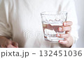 手拿著一杯水 132451036