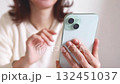 在智能手機上進行視頻通話的女人 132451037
