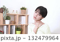 肩凝りが辛い若い女性 肩凝りが辛い若い女性 132479964
